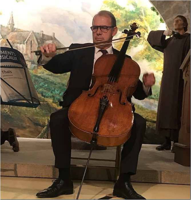 JL Bourré joue du violoncelle